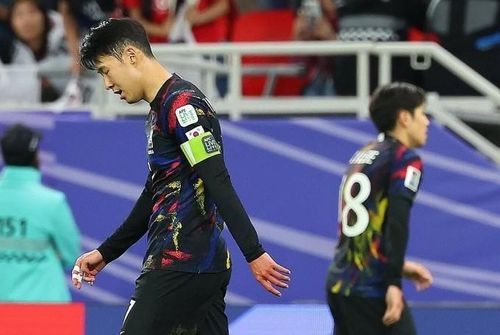 Son Heung-min đeo băng quấn khớp ngón tay do bị đàn em Lee Kang-in (phải) ‘tác động vật lý’ trước trận Hàn Quốc thua Jordan 0-2, ở bán kết Asian Cup 2023.