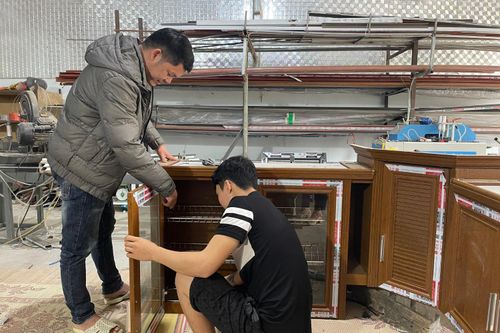  Cơ sở nhôm kính của giáo dân Nguyễn Văn Hài, xã Lùng Vai (huyện Mường Khương) đang tạo việc làm ổn định cho 3 lao động, với mức thu nhập bình quân 5 - 7 triệu đồng/người/tháng. 