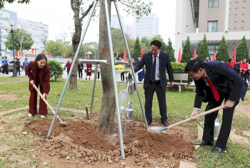 Lãnh đạo quận Hà Đông trồng cây tại khuôn viên trung tâm hành chính quận. Ảnh: Hoàng Văn