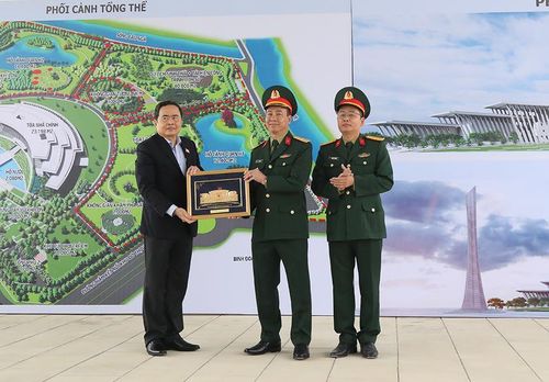 Đồng chí Trần Thanh Mẫn trao biểu trưng tặng đại diện lãnh đạo Bảo tàng Lịch sử quân sự Việt Nam.