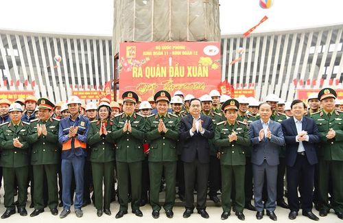 Đại tướng Lương Cường, đồng chí Trần Thanh Mẫn và các đại biểu động viên, chúc Tết cán bộ, nhân viên, người lao động Binh đoàn 11, Binh đoàn 12.