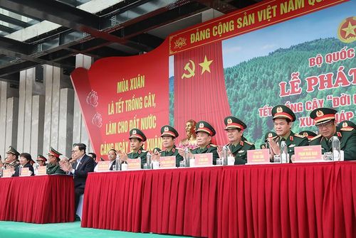 Các đại biểu dự buổi lễ.