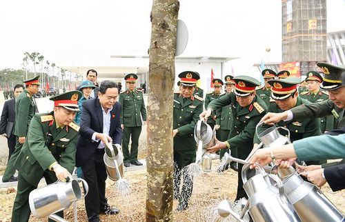 Các đại biểu tham gia trồng cây trong khuôn viên Bảo tàng Lịch sử quân sự Việt Nam.
