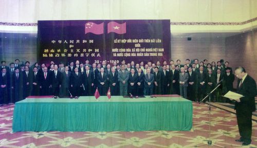 Lễ ký Hiệp ước biên giới trên đất liền Việt - Trung chiều 30/12/1999. Ảnh: tác giả cung cấp