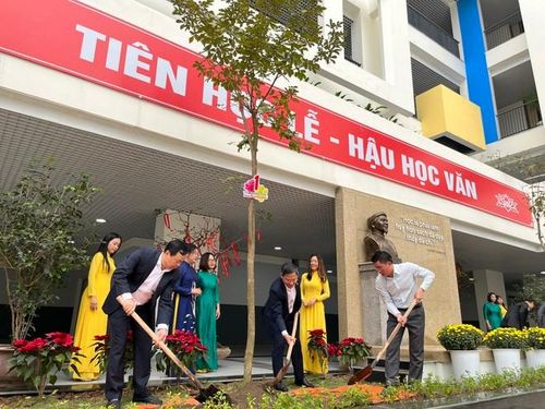 Lãnh đạo Tp và quận Đống Đa tham gia trồng cây tại trường THCS Nguyễn Trường Tộ