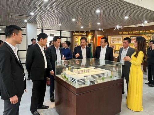Các đồng chí lãnh đạo TP, quận Đống Đa tham quan cơ sở vật chất trường THCS Nguyễn Trường Tộ