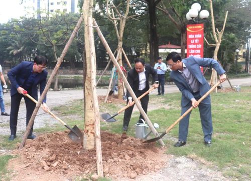 Bí thư Quận ủy Hai Bà Trưng Nguyễn Văn Nam, Phó Bí thư Thường trực Quận ủy Hai Bà Trưng Trần Quyết Thắng và Chủ tịch UBND quận Hai Bà Trưng Nguyễn Quang Trung tham gia trồng cây tại chương trình