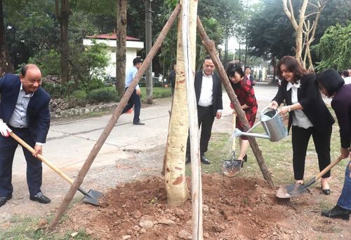 Đại diện lãnh đạo các phòng, ban, phường thuộc quận Hai Bà Trưng tham gia trồng cây