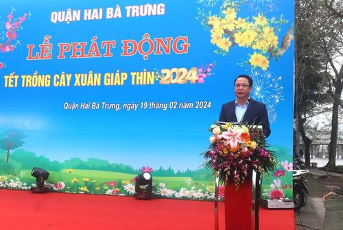 Phó Chủ tịch UBND quận Hai Bà Trưng Nguyễn Mạnh Hùng thay mặt lãnh đạo quận phát biểu phát động ''Tết trồng cây đời đời nhớ ơn Bác Hồ'' Xuân Giáp Thìn 2024 trên địa bàn quận