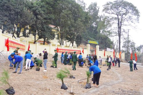 Cán bộ, chiến sĩ Ban chỉ huy Biên phòng cửa khẩu cảng Nghi Sơn, BĐBP Thanh Hóa phối hợp với cán bộ, cấp ủy, chính quyền phường Hải Thượng và xã Nghi Sơn, thị xã Nghi Sơn triển khai trồng 700 cây ăn quả, cây lâu năm trong khuôn viên Ban Chỉ huy Biên phòng cửa khẩu cảng Nghi Sơn và Trạm Kiểm soát Biên phòng cửa khẩu cảng Nghi Sơn. Ảnh: Quốc Toản