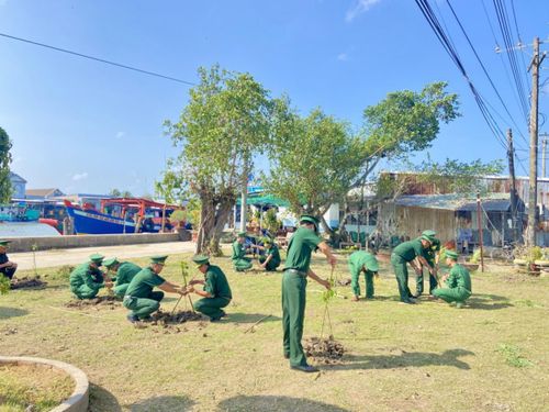 CBCS Đồn Biên phòng Khánh Hội, BĐBP Cà Mau trồng cây dịp Xuân Giáp Thìn 2024. Ảnh: Đình Khén