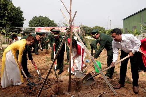 Các đại biểu trồng cây sau Lễ phát động. Ảnh: Chiến Khu