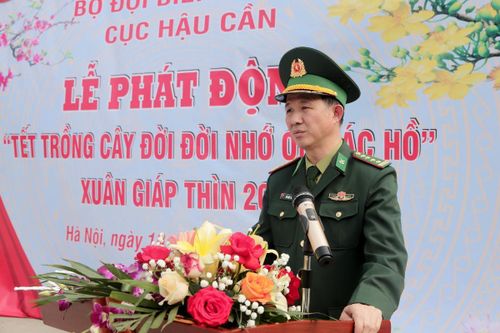 Đại tá Đỗ Hiệp Thắng phát động "Tết trồng cây Đời đời nhớ ơn Bác Hồ". Ảnh: Chiến Khu
