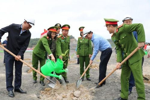 Đại diện Tập đoàn Công nghiệp Than - Khoáng sản Việt Nam, TP. Hạ Long, Cục trưởng Cục cảnh sát phòng, chống tội phạm về môi trường (Bộ Công An) trồng cây tại khai trường vỉa 14 của Công ty Cổ phần than Núi Béo - Vinacomin