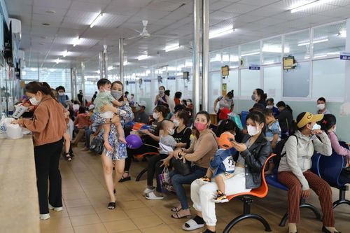  Phụ huynh đưa con đi khám ở Bệnh viện Nhi đồng 1 (TP.HCM). Ảnh: Quỳnh Danh.