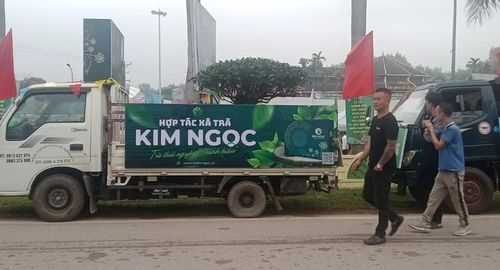 Địa phương rước cây chè, cây trồng chủ lực mang lại sự sung túc cho người dân.