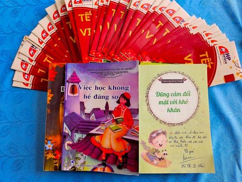 Những món quà dễ thương được cô Hà Thị Lệ Hiền-giáo viên Trường THCS Nguyễn Du (phường Ia Kring, TP. Pleiku) chuẩn bị để tặng học sinh trong buổi học "khai xuân". Ảnh: Mộc Trà