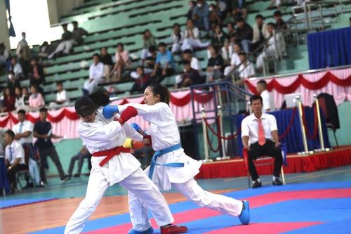 Điểm mạnh của võ sĩ Nguyễn Thị Hà Phương (phải) là chiều cao và tinh thần thi đấu. Ảnh: Văn Ngọc