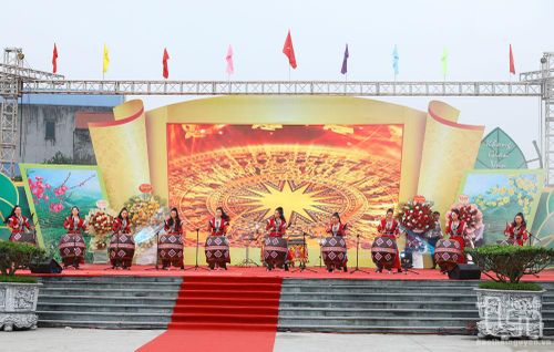 Màn trống hội tại Lễ khai mạc.