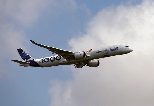 Máy bay Airbus A350-1000 trình diễn tại sự kiện. Ảnh: Reuters.