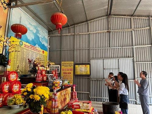 Các phóng viên trên địa bàn Nghệ An đến thắp hương tưởng nhớ và tri ân các Anh hùng là Liệt sĩ nhà báo hi sinh trong các cuộc chiến tranh bảo vệ tổ quốc.