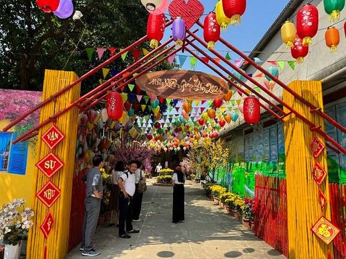 Sắc xuân tại chùa Da.