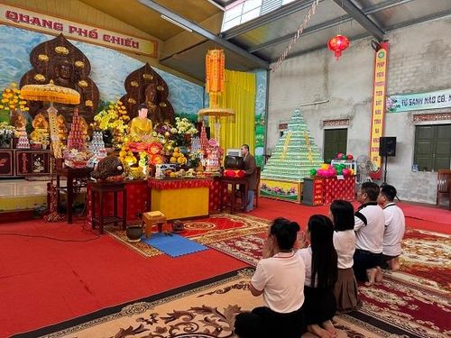 Dịp đầu xuân mới năm nay, rất đông bà con địa phương, phật tử khắp mọi nơi về đây để cầu an, cầu may, vãn cảnh chùa