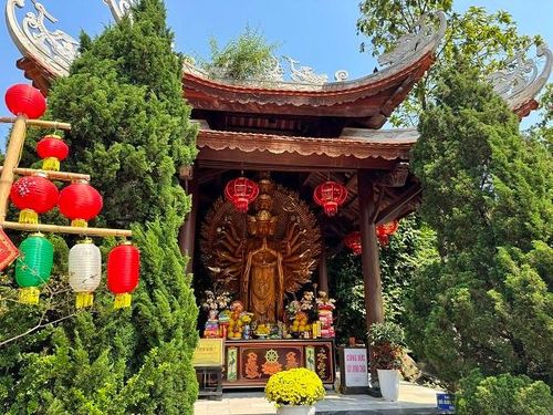  Bức tượng Quan âm thiên tổ thiên nhãn nghìn tay nghìn mắt bằng gỗ long não khá lớn, tỏa hương thơm đặc biệt.