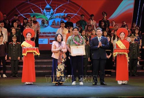 Em Danh Sà Rưm được Ủy ban Dân tộc tuyên dương vì có thành tích xuất sắc trong học tập, rèn luyện và công tác năm 2023. Ảnh: TTXVN phát