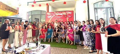 Chủ tịch UBND TP. Long Xuyên Đinh Văn Bảo trao lộc đầu Xuân cho các nữ doanh nhân