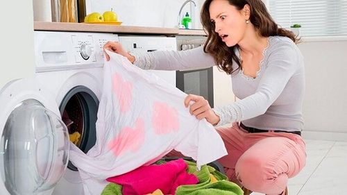  Cho quần áo bị lem màu vào máy giặt, giặt cùng thuốc tẩy. (Ảnh: Max l.Walker) 
