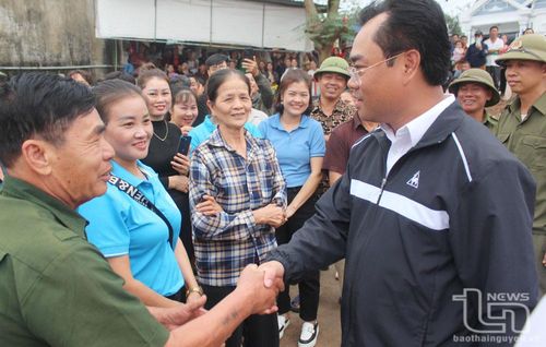 Đồng chí Chủ tịch UBND tỉnh Trịnh Việt Hùng và người dân xã Phúc Trìu.