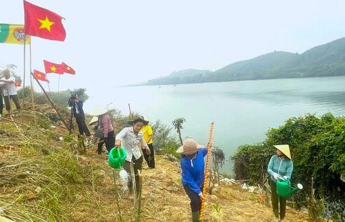  Người dân trồng cây tre dọc bờ Sông Lam. 