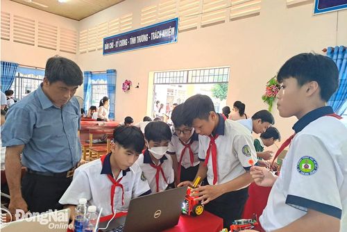Giáo viên Trường THCS Lê Thánh Tông (H.Xuân Lộc) hướng dẫn học sinh lập trình robotics. Ảnh: C.NGHĨA