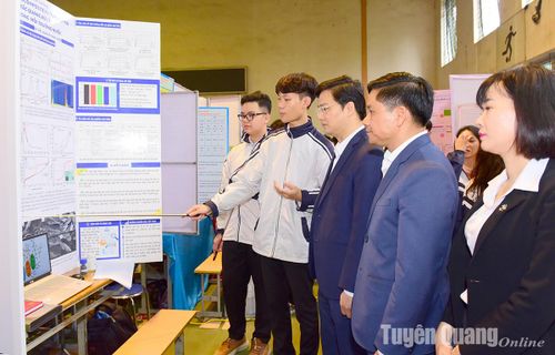 Lãnh đạo Sở Giáo dục và Đào tạo tham quan các dự án, sản phẩm tham dự Cuộc thi khoa học kỹ thuật cấp tỉnh dành cho học sinh trung học.