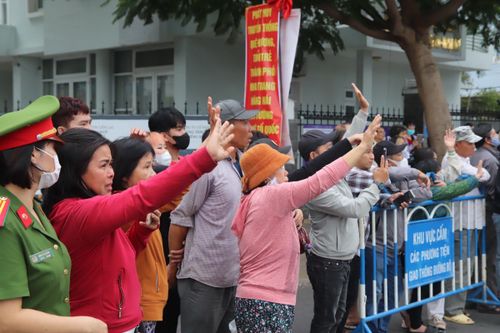 Rất đông người dân đến tiễn các tân binh lên đường nhập ngũ, chúc con em hoàn thành nhiệm vụ.