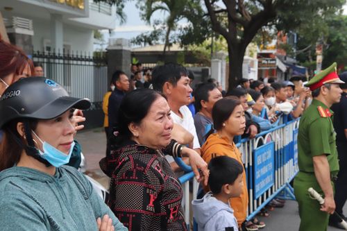 Từ sáng sớm, từng dòng người đổ về khu vực giao nhận quân làm không khí ngày hội tòng quân thêm náo nức.
