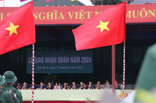 Cùng ngày, tại các huyện, thành phố trên địa bàn tỉnh Hòa Bình đã tổ chức lễ giao nhận quân năm 2024 với sự có mặt của gần 2.000 tân binh.