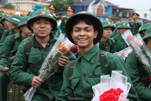 Theo báo cáo, trong thời gian chuẩn bị công tác giao nhận quân, các địa phương quản lý chặt chẽ công dân. Hội đồng nghĩa vụ quân sự các huyện, thành phố đã hoàn tất công tác chuẩn bị, tổ chức giao nhận quân đồng loạt trong hôm nay 25/2.