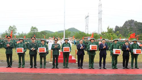 Đặc biệt, tại lễ giao nhận quân năm 2024 huyện Tân Lạc, về dự có Thượng tướng Nguyễn Văn Nghĩa - Phó Tổng tham mưu trưởng Quân đội nhân dân Việt Nam.