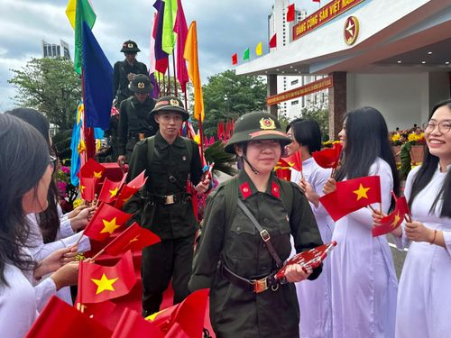 Tân binh đi qua cầu vinh quang trong lễ giao nhận quân tại TP Nha Trang. Ai cũng hào hứng khi được góp sức trẻ cho Tổ quốc.