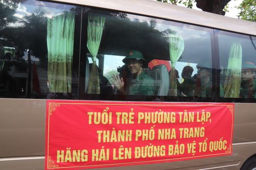 Vẫy tay chào người thân để lên đường. Ai nấy đều tỏ rõ quyết tâm và háo hức chờ đợi để thực hiện nghĩa vụ thiêng liêng của tuổi trẻ đối với Tổ quốc.