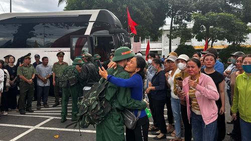Nhiều người không giấu được xúc động, rưng rưng nước mắt trước giờ con, em lên đường nhận nhiệm vụ.
