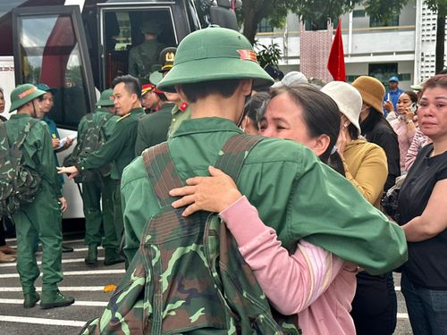 Những cái ôm thật chặt trước giờ lên đường nhập ngũ khiến nhiều người xúc động.