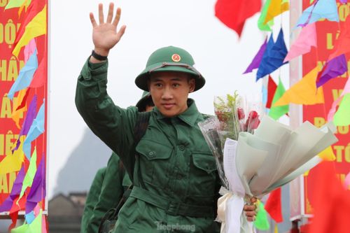 Năm nay, về chất lượng chính trị của công dân, có 408 thanh niên là đối tượng Đảng, tăng 37 người so với năm 2023. Bên cạnh đó, có 109 người là đảng viên tham gia nhập ngũ; 87 thanh niên viết đơn tình nguyện nhập ngũ.