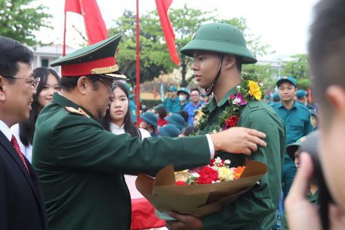 Thượng tướng Phạm Hoài Nam - Ủy viên Trung ương Đảng, Thứ trưởng Bộ Quốc phòng, tham dự và tặng hoa động viên các thanh niên lên đường nhập ngũ tại lễ giao nhận quân của TP Nha Trang, tỉnh Khánh Hòa.