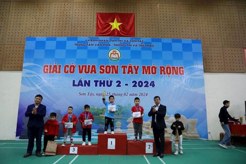 Ban Tổ chức trao giải cho các kỳ thủ xuất sắc nhất.