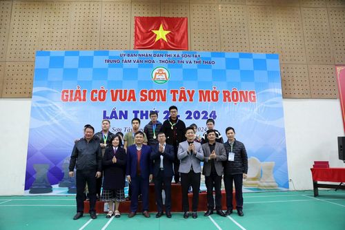 Ban Tổ chức trao giải cho các kỳ thủ xuất sắc nhất.