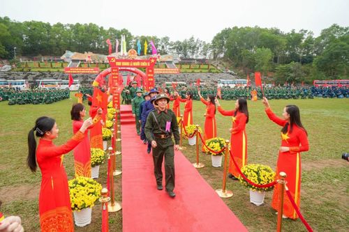 Sáng nay, 2.550 công dân nhập ngũ cùng 270 công dân thực hiện nghĩa vụ tham gia Công an nhân dân ở TP. Hải Phòng háo hức trong ngày hội tòng quân.