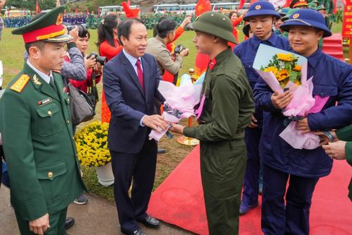 Bí thư Thành ủy Hải Phòng Lê Tiến Châu tặng hoa động viên tân binh huyện Thủy Nguyên lên đường nhập ngũ.